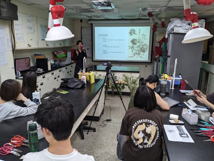 花店從業人員證照培訓2025013-手綁花束設計與實作-花卉材料處理實作圖片