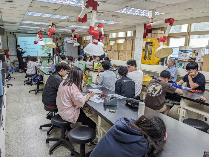 花店從業人員證照培訓2025013-手綁花束設計與實作-花卉材料處理實作圖片