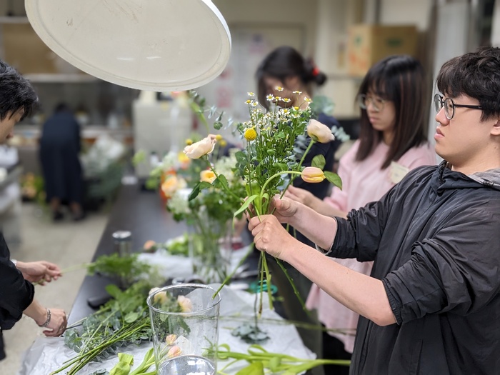 花店從業人員證照培訓2025013-手綁花束設計與實作-花卉材料處理實作圖片