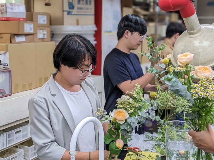 花店從業人員證照培訓2025013-手綁花束設計與實作-花卉材料處理實作圖片