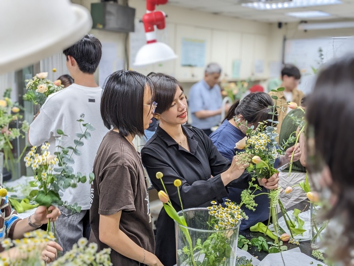 花店從業人員證照培訓2025013-手綁花束設計與實作-花卉材料處理實作圖片