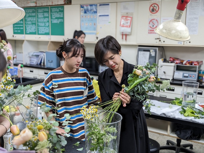 花店從業人員證照培訓2025013-手綁花束設計與實作-花卉材料處理實作圖片