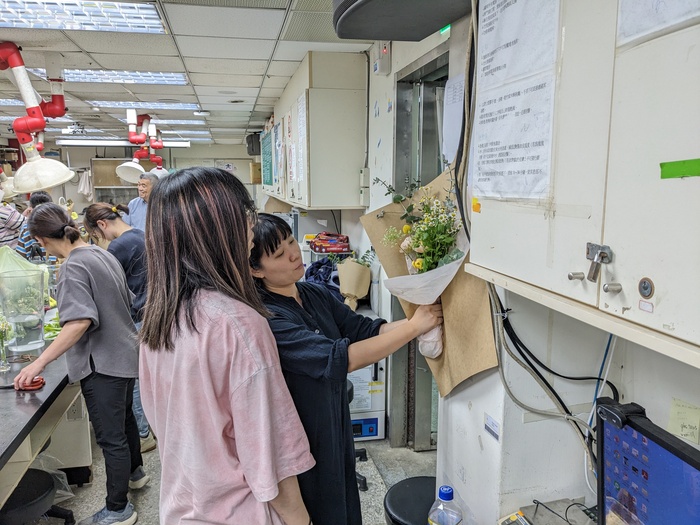 花店從業人員證照培訓2025013-手綁花束設計與實作-花卉材料處理實作圖片