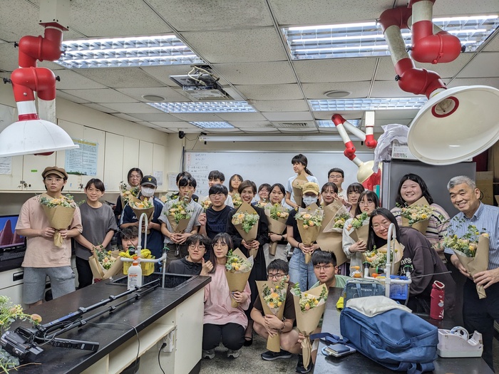 花店從業人員證照培訓2025013-手綁花束設計與實作-花卉材料處理實作圖片